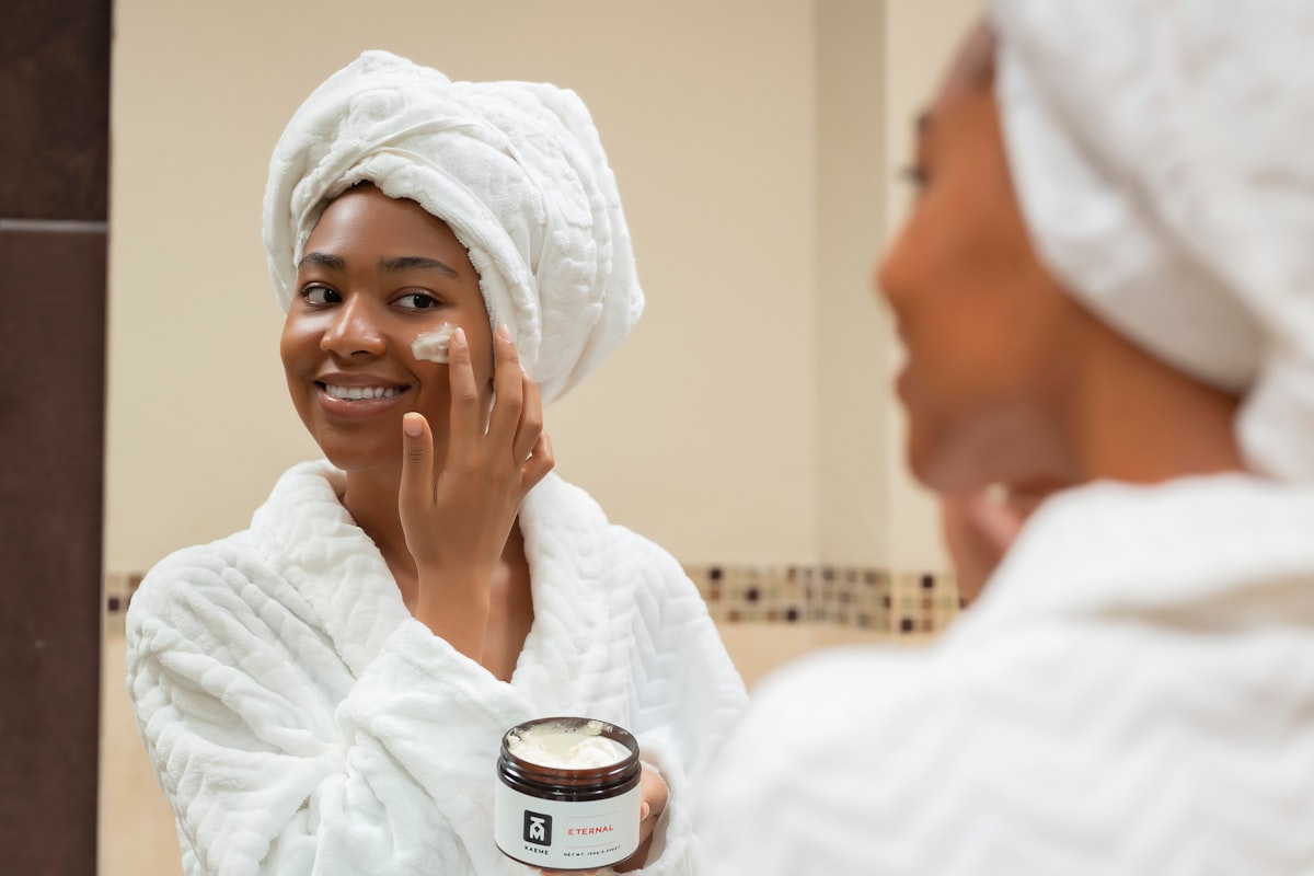 Rutina de cuidado facial matutina para mujeres mayores de 40